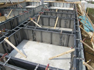 基礎の立上りの型枠建込みです。