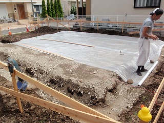 これで床下の湿気を防ぎます