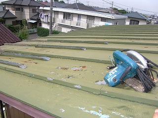 一部既存の板金はがしてます。