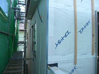 外壁施工中です。